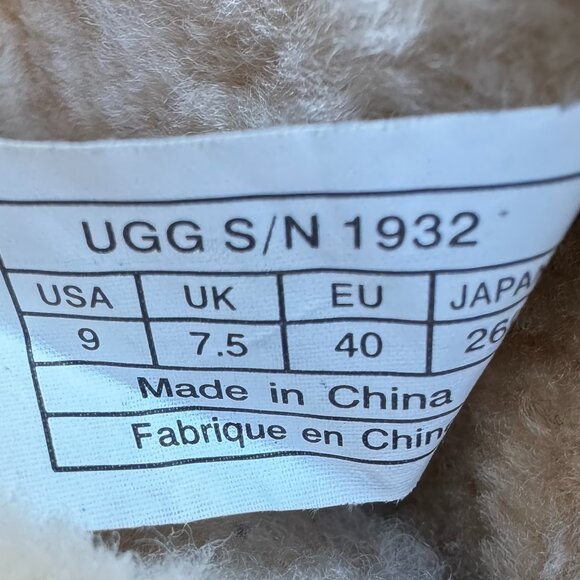 UGG AUSTRALIA Caspia Boot Lace-up Rich Leather Upper Sheepskin Lining Women’s 9 - Picture 11 of 12
